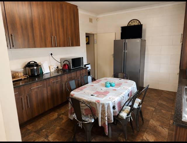 4 BEDROOM HOUSE FOR SALE IN OOS EINDE